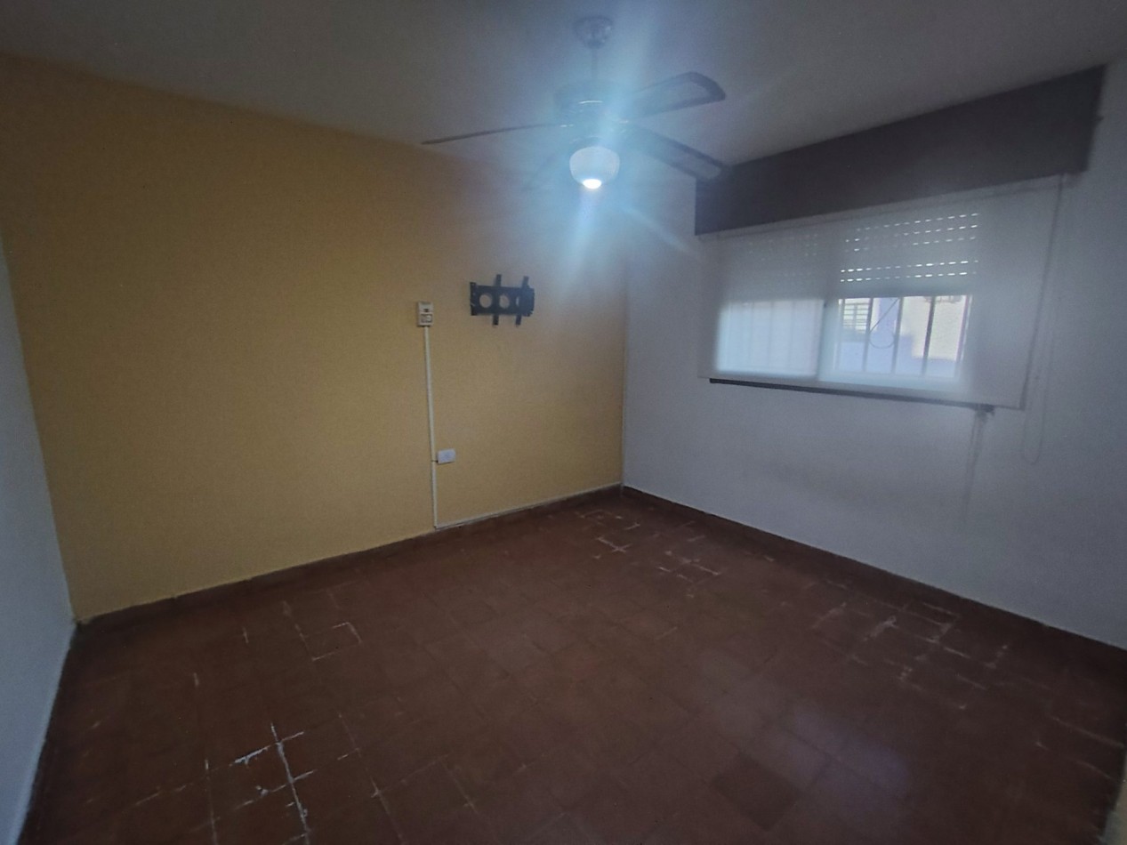 🏡 Amplia Casa de 3 Dormitorios con Quincho Cerrado y Cochera para 3 Autos