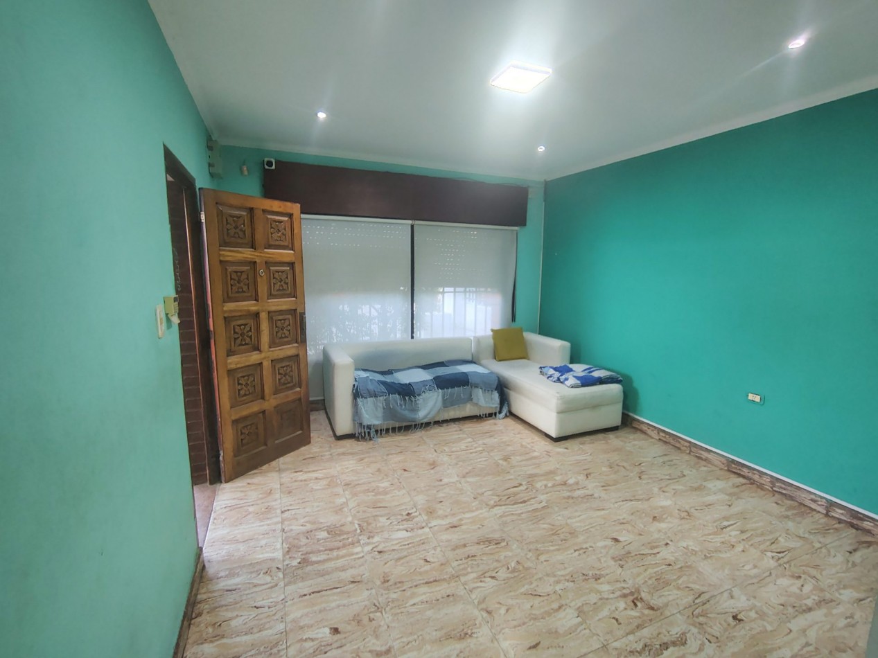 🏡 Amplia Casa de 3 Dormitorios con Quincho Cerrado y Cochera para 3 Autos