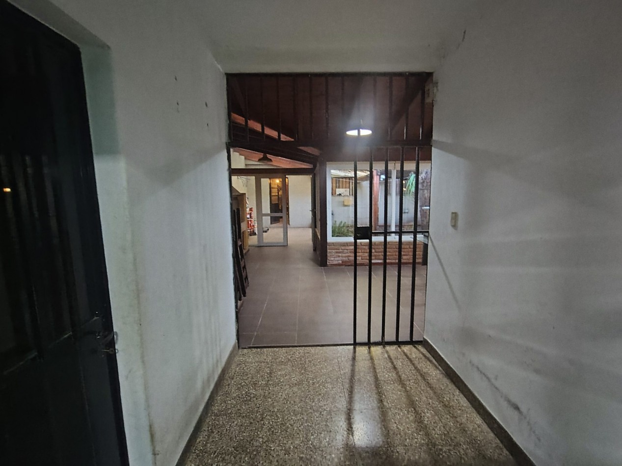 🏡 Amplia Casa de 3 Dormitorios con Quincho Cerrado y Cochera para 3 Autos