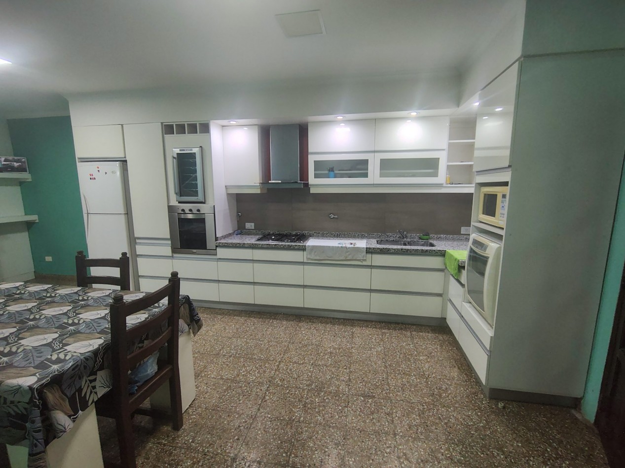 🏡 Amplia Casa de 3 Dormitorios con Quincho Cerrado y Cochera para 3 Autos