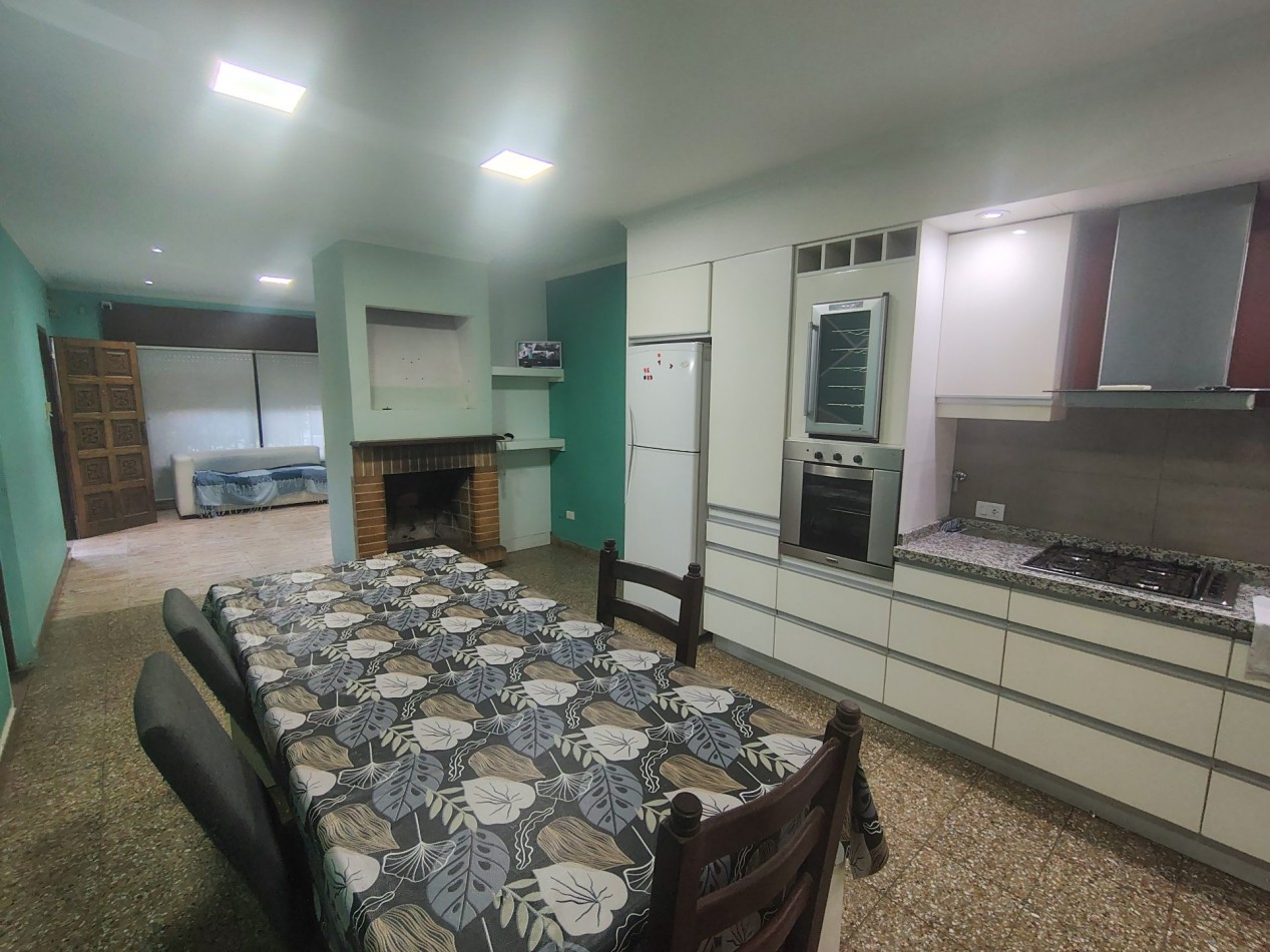 🏡 Amplia Casa de 3 Dormitorios con Quincho Cerrado y Cochera para 3 Autos