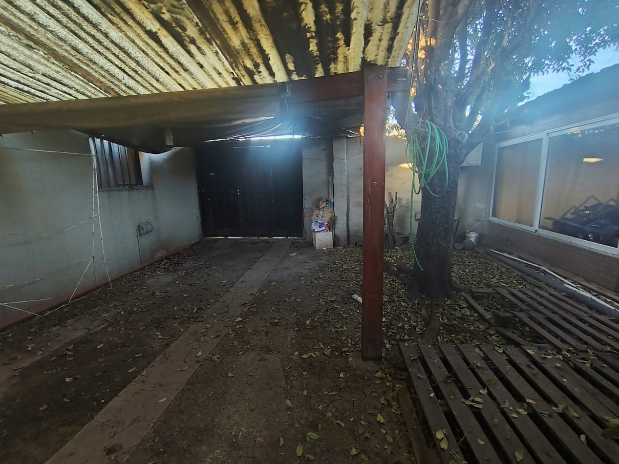 🏡 Amplia Casa de 3 Dormitorios con Quincho Cerrado y Cochera para 3 Autos