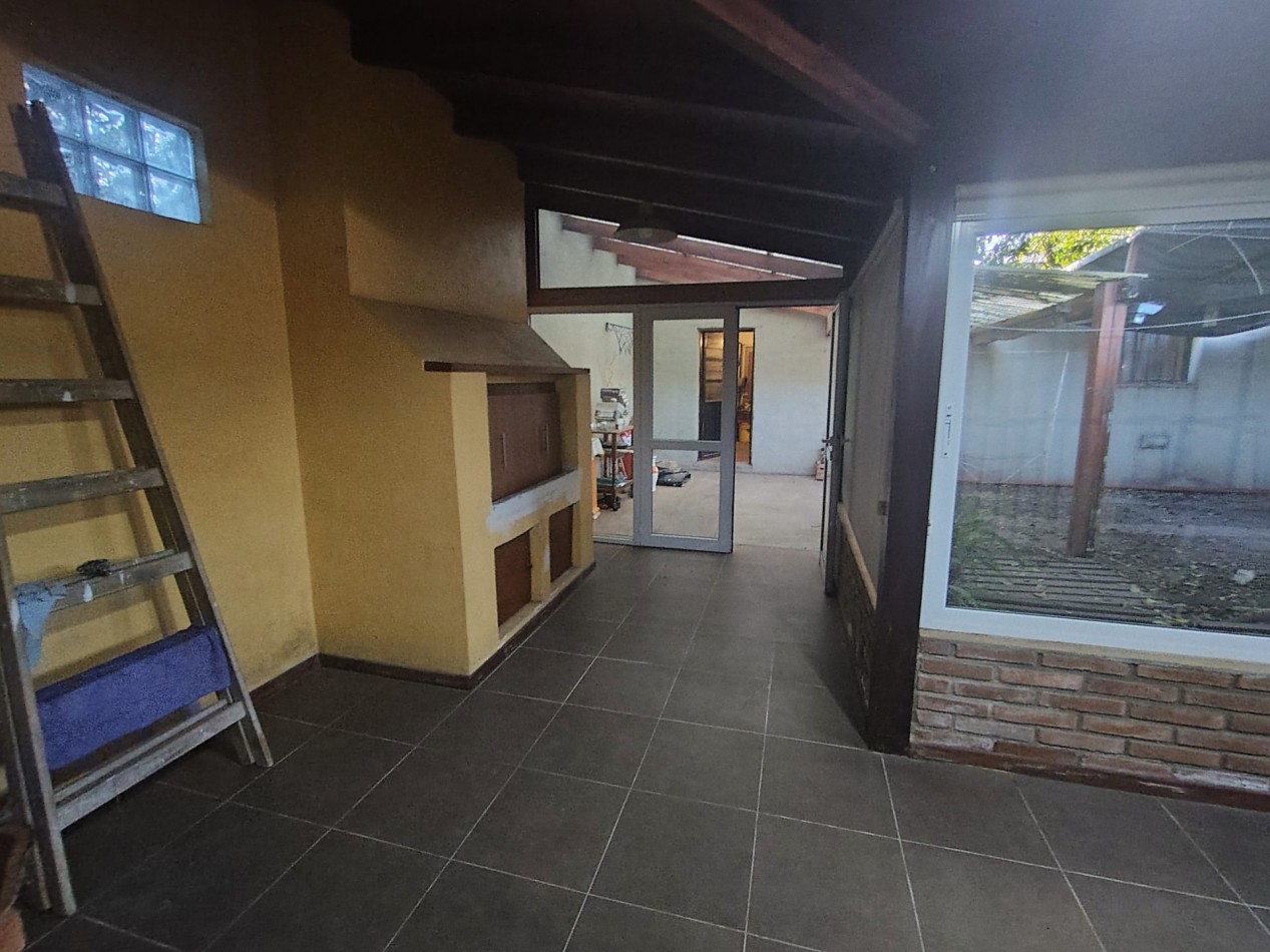 🏡 Amplia Casa de 3 Dormitorios con Quincho Cerrado y Cochera para 3 Autos