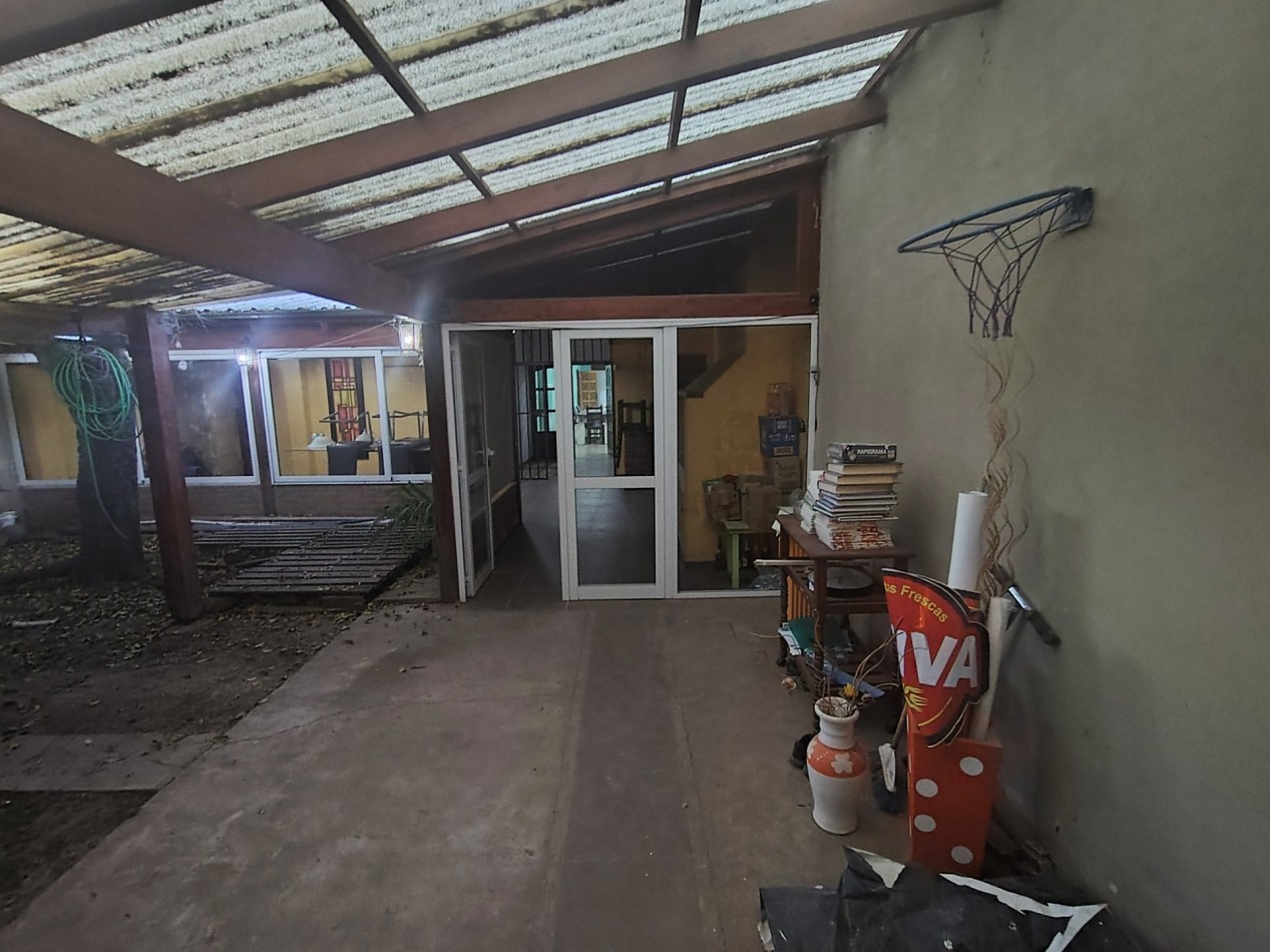 🏡 Amplia Casa de 3 Dormitorios con Quincho Cerrado y Cochera para 3 Autos